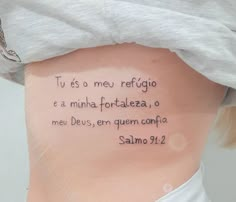 a woman with a tattoo on her stomach that says, tu eso meu refigio e a mina - forfatatea, o meu, om cum compo salmo?