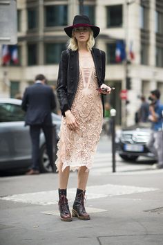 Lace dress with vintage boots Paris Street Fashion, Early Fall Fashion, October Fashion, Outfit Collection, Outfit Boho, Walking Down The Street, Fall Chic, Casual Styles, Bohol