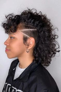 Se quer fazer uma verdadeira afirmação com o seu corte de cabelo, sei que se apaixonou imediatamente por este look. Há tantos designs diferentes que pode escolher ou pode fazer um undercut personalizado. A decisão é sua, mas o importante é que vai ficar com o visual mais fixe de sempre. // Crédito da foto: instagram @sabrayna_ Undercut Haircut, Undercut Hairstyles Women, Undercut Long Hair, Hair Clipart, Bob Haircut Curly, Undercut Women, Long Hair On Top