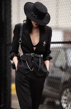 #aesthetic #inspiration #style #outfits #outfitideas #fashion #fashionstyle #backstage #runway #hautecouture #fashionweek #streetstyle Classy Vintage Outfits, Look Gatsby, Sora Choi, Lesbian Outfits, Woman In Suit, Lesbian Fashion, Woman In Black, Chique Outfits, Woman Suit Fashion