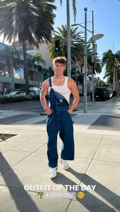 Men Dungarees Outfit, Tank Top Outfits Men Street Styles, Outfit Creamfields, Men’s Overalls Outfit, Overalls Outfit Boys, Men Overalls Outfits, Mens Overalls Outfits, Overalls Outfit Men, Overalls Men Fashion