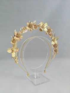 The Fleur de Lune Collection This stunning halo headband is handcrafted using simple matte gold flowers, adorned with champagne tone foliage and delicate gold flowers with glass ivory pearls set inside a larger gold textured flower. The different gold tones in this collection really set them apart.  This halo headband forms part of the FLEUR DE LUNE bridal collection which features a gold hair back piece, gold halo headband and headband. The collection is inspired by the simplicity of French bri Floral Bridal Crown, Chicas Punk Rock, Bridal Halo, Pearl Bridal Headband, Halo Headband, Floral Halo, Gold Headpiece, Crown Bridal, Gold Headband