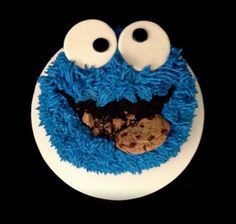 a cookie monster cake is decorated with blue frosting