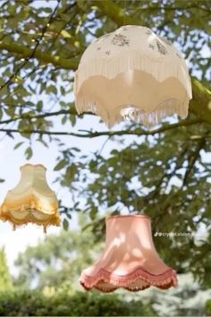 Vintage Wedding Lighting, Vintage Chandelier Wedding, Vintage Wildflower Wedding, Vintage Garden Party Wedding, Lampshade Tree, Cottagecore Backyard, Gin Garden, Garden Bar Ideas, Boho Lanterns