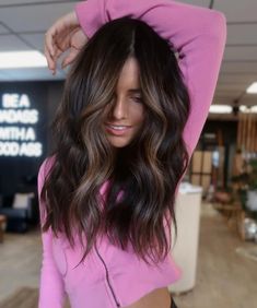 Spring Hair Colors For Brunettes, Brunette Hair Shades, Spring Hair Color Trends, Hair Colors For Brunettes, Colors For Brunettes, Wavy Bob Haircuts, Dark Hair With Highlights, Spring Hair Color, Spring Hair