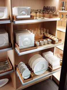 Be inspired by this collection of 25 beautifully organized spaces, where there is a place for everything, and everything is in its place. Organiser Cucina, Desain Pantry, Kabinet Dapur, Small Kitchen Storage, Love Decor, Diy Kitchen Storage, Pantry Design, Luxury Kitchen, Diy Kitchen