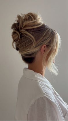 Bridal Hair Updo Long Hair, Best Updo For Round Face, Bridesmaid Low Updo, Bridal Hair Updo Blonde, French Twist Updo Front View, Wedding Bridal Updo, Pamela Anderson Bun Wedding, Slicked Back Bridesmaid Hair, Loose High Updo