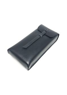 Perfect pouch to store your Zerpico sunglasses in for your adventures. Black leather Size: 15x7x3 cm Leather Glasses Case, Glasses Case, Leather Pouch, Sunglasses Case, Black Leather, Pouch, Wallet, Sunglasses, Leather