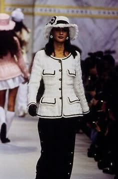 CHANEL VINTAGE SS93 Runway Iconic White Button Up Jacket With Black Trim | eBay Runway Iconic, Runway Fashion Chanel, Chanel Blazer, 90s Runway Fashion, Chanel Outfit, Mode Chanel, Chanel Jacket, Chanel Inspired, Chanel Couture