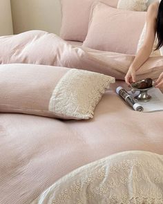 Blush Pink Bedding: The Subtle Trend Taking Over Bedrooms | Room Decor Tips | Ever Lasting Blog Soft Girl Bedroom, Moving Essentials, Shared Bedrooms