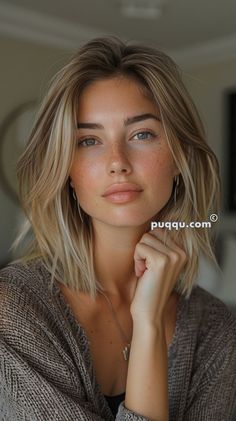 Dimensional Beauty: Stunning Blonde Hair with Lowlights Ideas Dark Blonde Dimensional Hair, Natural Blonde With Lowlights, Dark Blonde Hair With Lowlights, Different Shades Of Blonde Hair, Shoulder Length Blonde, Lob Hairstyle, Low Lights Hair, New Hairstyle, Penteado Cabelo Curto