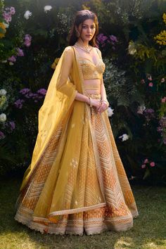 Traditional Silk Lehenga Designs, Yellow Lehenga For Haldi Bride, Haldi Lehenga For Bride, Haldi Lengha, Haldi Dress For Bride Indian, Summer Lehenga, Haldi Ceremony Outfit For Bride, Yellow Lengha, Saree Ceremony