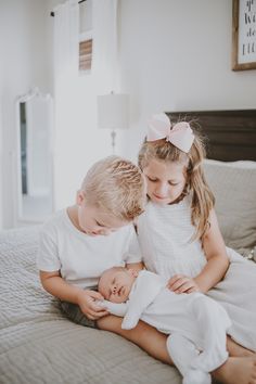 Siblings Poses, Siblings Outfits, Photography Siblings, Newborn Family Pictures, Newborn Sibling