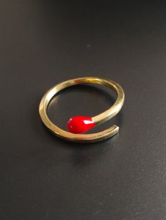 Anillo de latón hecho a mano con forma de cerilla La versión dorada de la mítica cerilla Esmalte rojo Hilo cuadrado de 1'5mm El anillo es ajustable por lo que se adapta a varias tallas y está disponible en 3 medidas: Pequeña - de la 10 a la 14 Mediana - de la 14 a la 19 Grande - de la 19 a la 24 Si conoces tu talla exacta no dudes en decírmelo Si tienes alguna pregunta ponte en contacto conmigo y solucionaremos cualquier duda Enamel Open Promise Ring, Yellow Gold Enamel Open Ring, Minimalist Red Open Ring, Red Open Enamel Ring, Open Ring Enamel Ring As Gift, Adjustable Red Enamel Rings, Minimal Ring, No Dudes, Handmade Brass