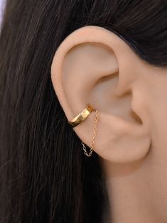 No piercing needed to wear this dangly chain conch ear cuff earring, just clip on and adjust! The cuff is stainless steel. Classic Ear Cuff, Crouch Ear Piercing, No Piercing Ear Cuff, Cool Conch Earrings, Conch Cuff Piercing, Fake Conch Piercing, Ear Cuff No Piercing, Conch Chain Earring, Masc Earring