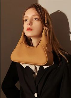 Ce sac à bandoulière en cuir véritable élégant et polyvalent est parfait pour la femme moderne en déplacement. Fabriqué à partir de cuir de première qualité, ce sac à main spacieux est doté d'une bandoulière et de plusieurs poches intérieures pour vous garder organisé. Idéal pour le travail, les voyages ou un usage quotidien, ce sac à bandoulière tendance deviendra votre nouvel accessoire préféré.

 MATÉRIEL - Fabriqué à 100% en cuir fendu de vachette de haute qualité, de couleur unie, agréable Large Capacity Leather Shoulder Bag For Office, Elegant Brown Baguette Bag For On-the-go, Handheld Baguette Bag With Adjustable Strap For On-the-go, Modern Leather Baguette Bag For On-the-go, Leather Handheld Baguette Bag For Travel, Luxury Faux Leather Shoulder Bag For Everyday, Luxury Everyday Faux Leather Shoulder Bag, Handheld Leather Baguette Bag For Travel, Soft Leather Handheld Satchel