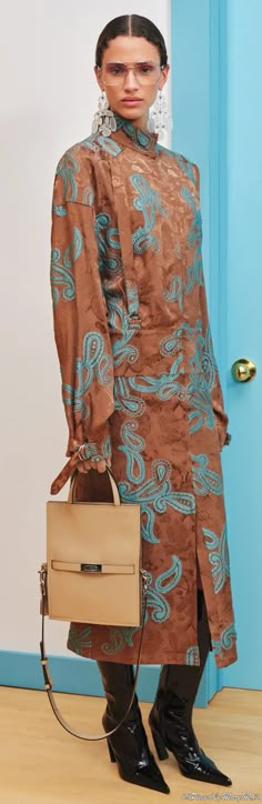 #ToryBurch #Resort2025 #Fashionrunway #Runway2025 Resort 2025, Work Chic, Fashion For Women Over 40, Fabulous Dresses, Beautiful Fashion, Boho Outfits, Beautiful Outfits, Runway Fashion, Tory Burch