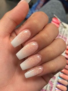 Coffin Nails Ombre, French Fade, White Coffin Nails, Unghie Sfumate, Ombre Acrylic Nails, Nail Colors Winter, Makijaż Smokey Eye, Christmas Nails Acrylic, White Nail