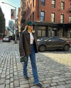 Get inspired by this elegant and casual autumn streetstyle look! Featuring a stylish dark brown leather jacket, a basic white t-shirt, blue denim, and a trendy green basecap, this outfit is perfect for a chic and effortless fall look. Pin now for your ultimate fashion inspiration! #AutumnOutfit #Streetstyle #LeatherJacket #CasualChic #FallFashion #WomensFashion #FashionInspo #FashionTrends Chica Chola, Look Adidas, Estilo Indie, Chic Winter Outfits, Skandinavian Fashion, Corporate Outfits, Looks Party, Elegante Casual