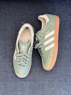 shoes Green Vintage Shoes, Green Shoes For Women, Cool Shoes Women Sneakers, Green Sambas Outfit Women, Adidas Green Shoes, Samba Adidas Green, Adidas Green Sneakers, Cool Sneakers Aesthetic, Green Sambas Adidas