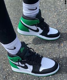 All Nike Shoes Jordans, Black And Green Shoes, Jordan 1 Lucky Green Outfit, Jordan Verdes, Jordans Retro 1, Jordan Verde, Green Jordan 1 Outfit, Lucky Green Outfit, Jordan 1 Mid Outfit