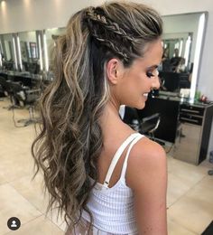 Quince Hairstyles With Crown, Beach Hairstyles For Long Hair, Hollywood Waves, Quince Hairstyles, Hot Hair Styles, Short Hair Updo, Braided Hairstyles Easy