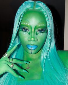 Alien Makeup Pretty, Cute Alien Makeup, Green Halloween Makeup, Alien Makeup Halloween, Alien Makeup Looks, Alien Face Paint, Pretty Alien, Alien Costume Women, Alien Halloween Makeup