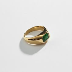 Emerald Signet Ring - Biella Vintage Emerald Signet Ring, Recycled Gold Jewelry, Couple Ring Design, Signet Rings Women, Vintage Jewelry Box, Dope Jewelry, Necklace Chain Lengths, Green Gems, Jewelry Lookbook