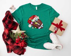 Christmas Football Shirt, Xmas Football T-shirt, Winter Sports Tee, Santa's Footballer Shirt, Family Football T-shirt, Christmas Ball Tee Hello!! We wish everyone to smile with our cute, stylish, and trendy graphic shirts. We assure you these shirts are the perfect gifts whether you buy them for yourself or someone else. Please, check the size chart before you purchase. HOW TO MAKE AN ORDER * Pick your shirt type and size Your design will be printed on the front. *Pick your shirt color Add your design Name If Your Order Customized PRODUCTION Processing time is 1-3 business days. For rush orders please contact us first. SHIPPING Domestic Shipping First Class 2-5 Business days Priority Mail 1-3 Business days Express Mail 1-2 Business days MATERIAL CARE Turn inside out. Cold Wash Do not bleac Nfl Christmas, Cocoa Christmas, Balls Shirt, Christmas Tree Shirt, Mama T Shirt, Sports Tee, Merry Christmas Shirts, Design Name, Basketball Mom