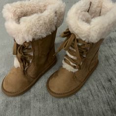 Old Navy Beige Faux Fur Toddler Lace Up Boots Size 9 Condition Nwot Winter Casual Faux Leather Booties, Casual Winter Faux Leather Booties, Cute Leather Boots For Winter, Cute Lace-up Winter Boots, Casual Faux Leather Winter Booties, Casual Faux Leather Closed Toe Booties, Casual Boots With Plush Lining And Round Toe, Casual Closed Toe Faux Leather Booties, Cute Leather Winter Boots