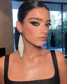 Dixie Damelio, Instagram Queen, Famous Girls, Sleek Hairstyles, Smokey Eye Makeup, Glam Makeup