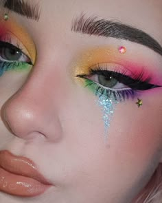 50+ Festival Makeup Looks & Easy Face Glitter Ideas (Rave in Style). Festival Makeup Ideas and Inspo. Festival Glitter Inspiration. Festival Eye Makeup with Gems. Face Glitter Ideas, Eye Makeup With Gems, Makeup With Gems, Festival Makeup Looks, Makeup Looks Easy, Festival Eye Makeup, Rainbow Eye Makeup, Glitter Ideas, Festival Makeup Glitter