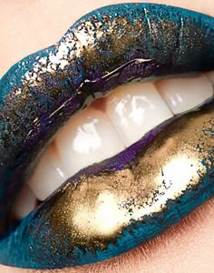 Stunning glossy blue and gold makeup for the eyes and lips. Photography by Charlotte Kibbles. Extreme Make-up, Fantasy Make-up, Glossy Lips Makeup, Make Up Gold, Turquoise Fashion, Gold Lips, Lipstick Art, Beauty Make-up, Gold Makeup