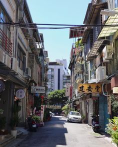 an alley way with cars parked on both sides