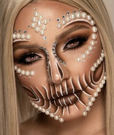 Pearl Skull, Maquillage Yeux Cut Crease, Makeup Artistic, Turtle Soup, Extreme Makeup, Halloween Beauty, Face Art Makeup