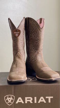 Ariat Boots Women's Outfit, Boots Vaqueras, Ariat Boots Women's, Cowgirl Boots Cute, Cowgirl Boots Short, Boots For Women Cowboy, Vaquera Boots, Square Toed Boots, Cow Girl Boots