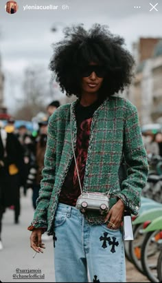 Tweed Jacket Street Style, Tweed Bag Outfit, Luxury Bohemian Fashion, Chanel Jacket Outfit, Stylish Knitwear, Boho Wear, Mode Hippie