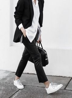 Cute Tomboy Outfits, Minimal Stil, Minimalist Moda, How To Wear Sneakers, Minimalist Women, Alexandre Vauthier, Tomboy Outfits, Outfit Trends