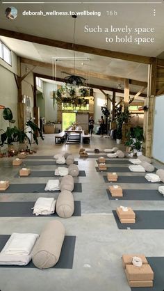 yoga mats are laid out on the floor in a large room