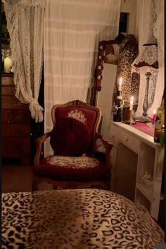 Cozy Vintage Bedroom, Victorian Room Decor, Victorian Room, Bedroom Victorian, Romantic Home, Cosy Room, Chique Outfits, Red Rooms, Vintage Bedroom