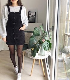 Dungaree Dress Outfit, Salopette Outfit, Baskets Converse, Outfits Con Jeans, Stylish Fall Outfits, Vestido Casual, Outfit Inspo Fall, Casual Style Outfits, Mode Inspiration