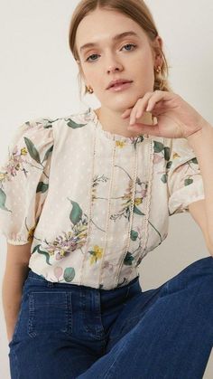 Look Retro, Fashion Face, Floral Blouse, Lace Tops, Pretty Outfits, Blouse Designs, Oasis, Lace Trim