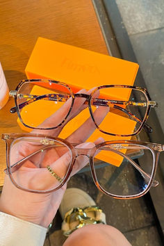 Square-shaped glasses can retouch your face shape and give you a trendy look with a variety of color choices. Glasses Inspiration, Bag Packing, Cute Glasses, Fashion Eye Glasses, Stylish Glasses, New Glasses, Jewelry Lookbook, Clothes Ideas, Prescription Eyeglasses