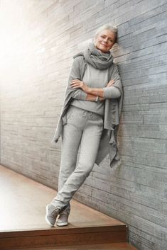 Mode Ab 50, 60 Year Old Woman, Casual Chic Outfits, Over 60 Fashion, Hip Clothes, Pullover Outfit, 50 Style, 60 Fashion, Simple Outfit