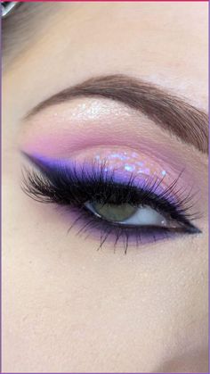 Follow @brookenoelbeauty for makeup ideas, step by step eyeshadow looks, eyeshadow inspiration, makeup tutorials, makeup tips, makeup essentials, makeup products, eyeshadow tips, makeup hacks, makeup trends, skincare reviews, skincare routines, skincare tips, skincare products, skincare hacks, beauty tips and more! #eyeshadowtutorial #makeuptutorial #stepbystepmakeup #makeupforbeginners #stepbystepeyeshadow #nautralmakeup #fullglam #makeuptrends #makeupaesthetic #makeuptipsforbeginners #beaut Eyeliner Step By Step, Step By Step Eyeshadow, Siren Eyes, Colourpop Eyeshadow, Eye Makeup Techniques, Cat Eyeliner