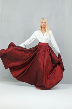 Taffeta skirt makes a classical elegant look. This skirt is perfect for any occasion.  Waistline can be made wider or more narrow. Skirt can be made longer or shorter.  More skirts you can see here:  https://www.etsy.com/shop/DesirCouture?ref=seller-platform-mcnav&section_id=40312230 In order's note you can write your waist measurements and I will make according to your size. Standard Waist sizes: XXS 24.5 (62cm) XS 26 (66cm) S 28.5 (72cm) S/M 30 (76cm) M 31.5 (80cm) M/L 33 (84) L 34 (86cm) L/XL Skirt Photoshoot, Couture Bridesmaid Dresses, Full Flared Skirt, Taffeta Skirt, Ball Skirt, Gown Skirt, Evening Skirts, Wedding Skirt, Classic Skirts