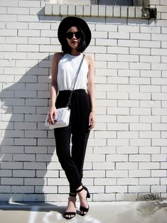 style classique #relooking Black And White Outfit, Elegante Casual, White Outfit, Mode Inspo, Mode Inspiration, White Fashion, Outfits Casuales, Style Outfits, Look Fashion