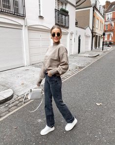 Instagram Jeans And White Sneakers Outfit, White Sneakers Outfit Winter, White Sneakers Women Outfit, Nadia Anya, Chilly Day Outfit, Jeans And Sneakers Outfit, Jeans And White Sneakers, Winter Sneakers Outfit, White Sneakers Outfit