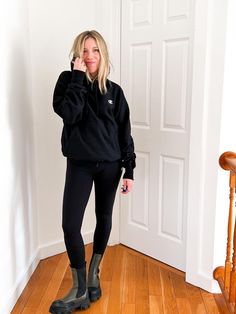 Chunky Boots Leggings Outfit, Chelsea Boots Leggings Outfit, Black Lug Boots Outfit, Lug Sole Chelsea Boots Outfit, Platform Chelsea Boots Outfit, Chelsea Boots With Leggings, Chunky Boot Outfits, Boot Leggings Outfit, Chunky Boots Outfits