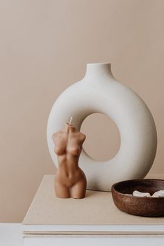 Interior design inspiration: Bring your room to life with this modern minimalist white halo vase. This ceramic vase is versatile and can be filled with water for fresh flowers, used for dried pampas grass, flowers or other dried floral arrangements. The design is simple, inspired by our everyday snack, a donut with the intention of making a fun yet elegant decor. Get your donut vase, the trendiest ceramic vase now on Home & More - Flower vase, ceramic vase, donut vase, round vase, decoration Quotes Wallpaper Iphone, Wallpaper Iphone Tumblr, Nordic Boho, Designs Wallpaper, Iphone Wallpaper Ideas